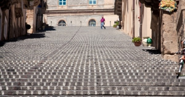 Caltagirone, tragica gita scolastica: in coma dopo caduta dalla famosa scalinata